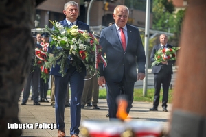 Wojewoda Lubuski składa kwiaty przy pomniku Marszałka Piłsudzkiego