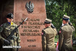 mundurowi oddają honor przy pomniku Marszałka Piłsudzkiego
