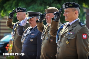 mundurowi oddają honor przy pomniku Marszałka Piłsudzkiego