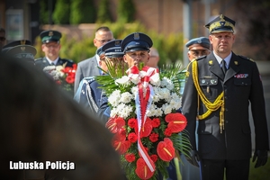 mundurowi składają kwiaty przy pomniku Marszałka Piłsudzkiego