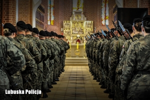 żołnierze w kościele