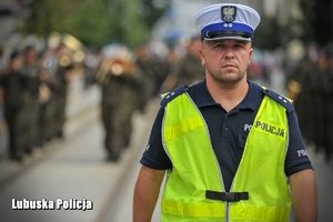 policjant zabezpiecza przemarsz wojska