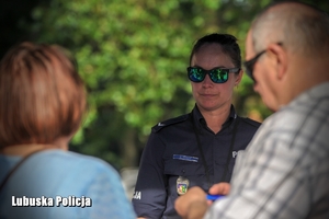 policjantka rozmawia z mieszkańcami