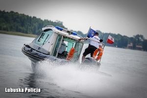 Policjanci na motorówce patrolują jezioro.