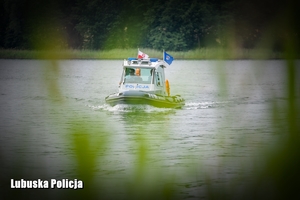 Policyjna motorówka podczas patrolu nad jeziorem.