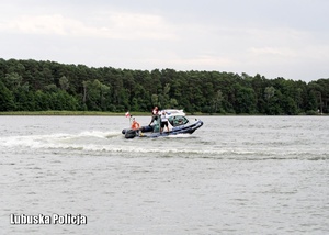 Policyjna motorówka podczas patrolu na jeziorze.