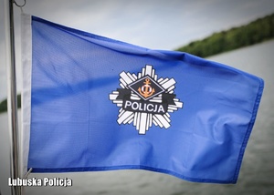 Bandera na policyjnej motorówce.
