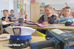 dzieci oglądają wyposażenie policjanta