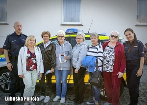 Pamiątkowe zdjęcie policjantów i kobiet z klubu seniora.