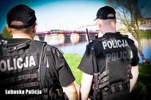 Policjanci- w tle Most Staromiejski
