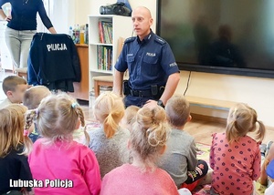 Spotkanie policjanta z dziećmi.