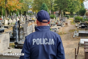 Policjant patroluje cmentarz