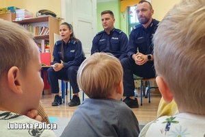 Policjanci rozmawiają z przedszkolakami