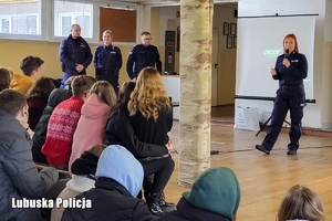 Policjanci prowadzą wykład na temat praw człowieka