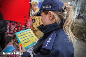 policjantka podczas kontroli sprzedaży fajerwerków