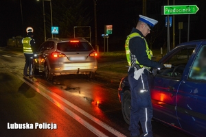 Policjanci sprawdzają stan trzeźwości kierujących
