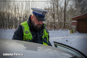 policjant  rozmawia z kierowcą
