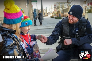 policjant wita się z dzieckiem
