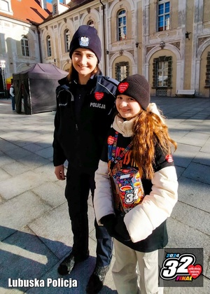policjantka z wolontariuszką
