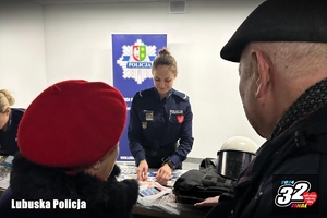 policjantka rozmawia z seniorami