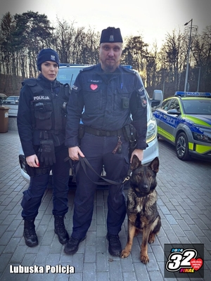 policjantka i policyjny przewodnik z psem