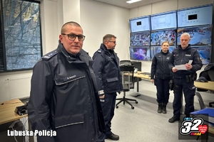 Zastępca Komendanta Wojewódzkiego Policji w Gorzowie Wielkopolskim i inni policjanci w centrum operacyjnym