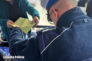 policjant kontroluje dokumenty kierowcy autokaru