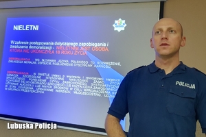 Policjant przedstawia zagadnienia na prezentacji