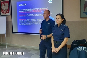 Policjanci w trakcie prezentacji