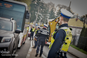 Policjanci ruchu drogowego kontrolują trzeźwość kierowców
