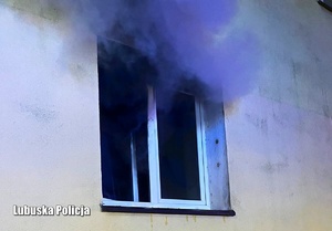 Dym wydobywający się z mieszkania