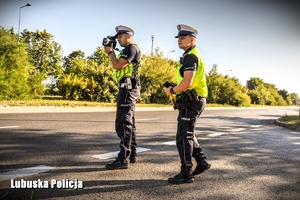 Policjanci ruchu drogowego mierzący prędkość