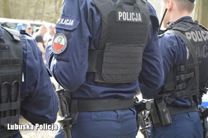 Policjanci w trakcie zabezpieczenia derbów