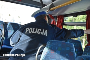 Policjant w trakcie kontroli autokaru