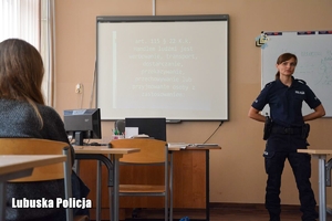 Policjantka prowadzi zajęcia z uczniami