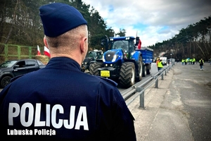 policjant obserwuje rolników