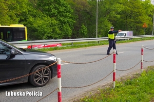 Policjanci kontrolują prędkość pojazdów