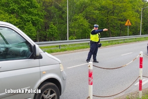 Policjant zatrzymuje pojazd
