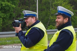 Policjanci kontrolują prędkość pojazdów