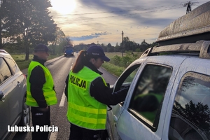 Policjanci prowadzą kontrolę trzeźwości kierujących