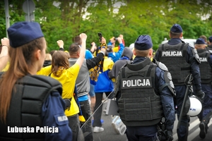 policjanci prowadzą kibiców na stadion