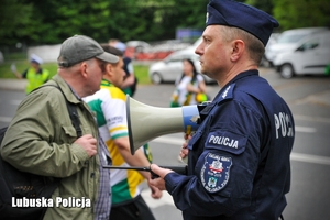 policjant z megafonem w ręku