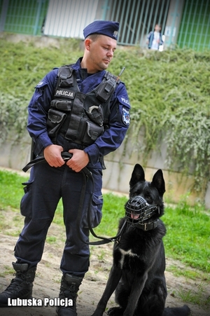 Policjant wraz z psem służbowym
