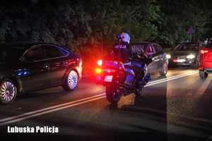 Policjant na motocyklu w tle widoczne inne pojazdy