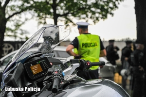 Motocykl, w tle widoczni policjanci