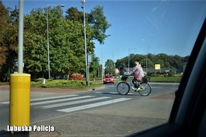 rowerzystka jedzie drogą