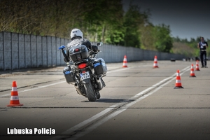Policjant ruchu drogowego na motocyklu