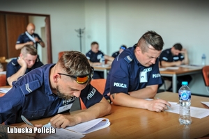 policjanci rozwiązują test
