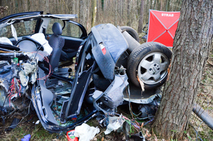 osobówka rozbita o drzewo