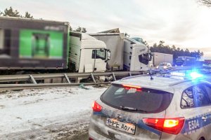 zderzenie trzech ciężarówek na drodze szybkiego ruchu i radiowóz w tle